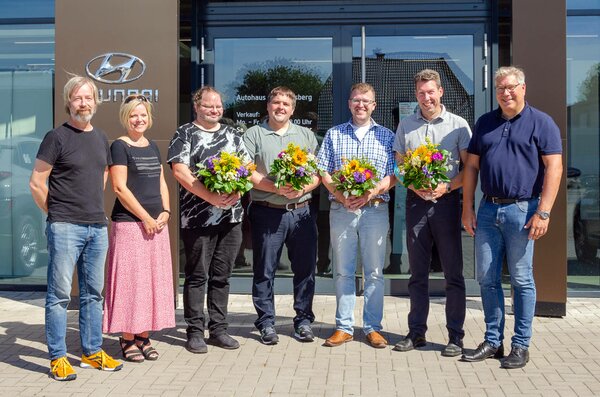 Serviceleiter Sebastian Stender, Verkaufsberater Sören Karstens und Disponent Christoph Hagelstein, EDV-Fachmann Frank Kulling mit der Geschäftsleitung