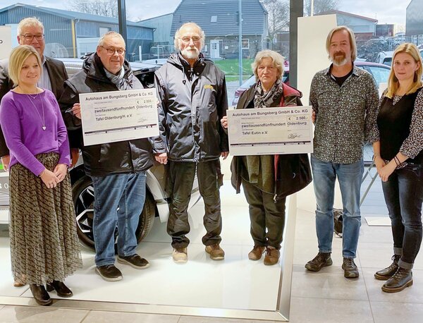 Die Geschäftsführung des Autohaus am Bungsberg überreicht symbolisch Schecks über jeweils 2.500,- € die Tafeln Eutin und Oldenburg in Holstein.