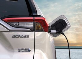 Der Suzuki Across: Nahaufnahme mit geöffnetem Tankdeckel und eingestecktem Ladekabel