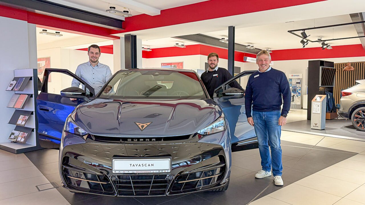 Das CUPRA Team vom Autohaus am Bunsgberg in Eutin freut sich auf viele Autoenthusiasten am CUPRA Tribe Day. V.l.n.r: CUPRA Master Tim Knorr, Verkaufsberater Tom Philipps, CUPRA Master Peter Balzereit