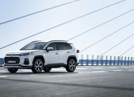 Der Suzuki Across fährt über eine Brücke