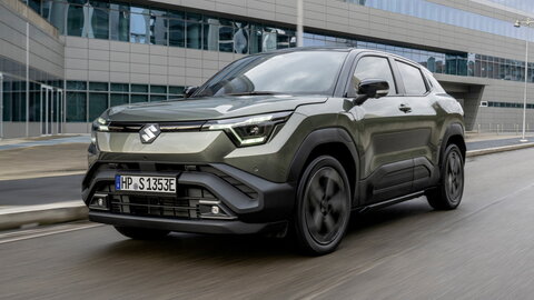 Foto eines olivgrünen Suzuki e VITARA auf der Straße