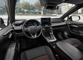 Der Suzuki Across: Innenaufnahme mit Blick von den hinteren Sitzen nach vorne auf Lenkrad und Armaturenbrett