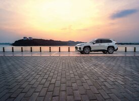 Der Suzuki Across bei Sonnenuntergang am Wasser